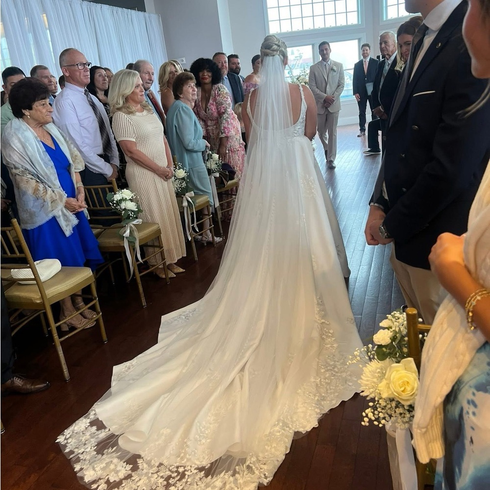 Elegant White Wedding Dress & Matching Veil - Picture 2 of 6